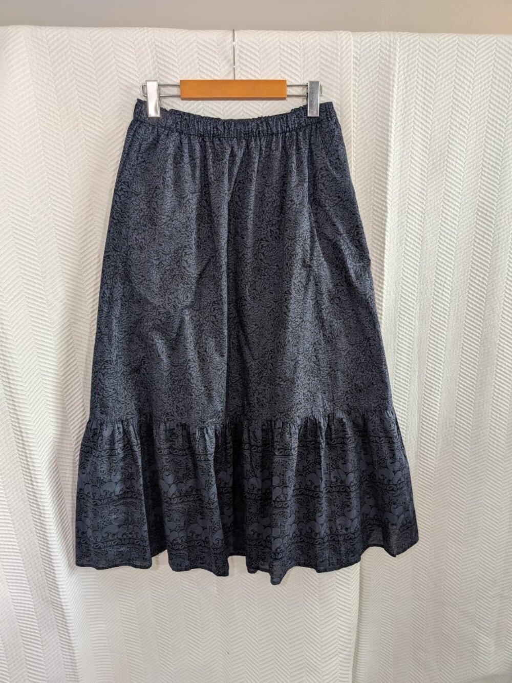 Uniqlo x Anna Sui Blue Black Printed Midi Skirt Size Medium Boho Ruffle Hem